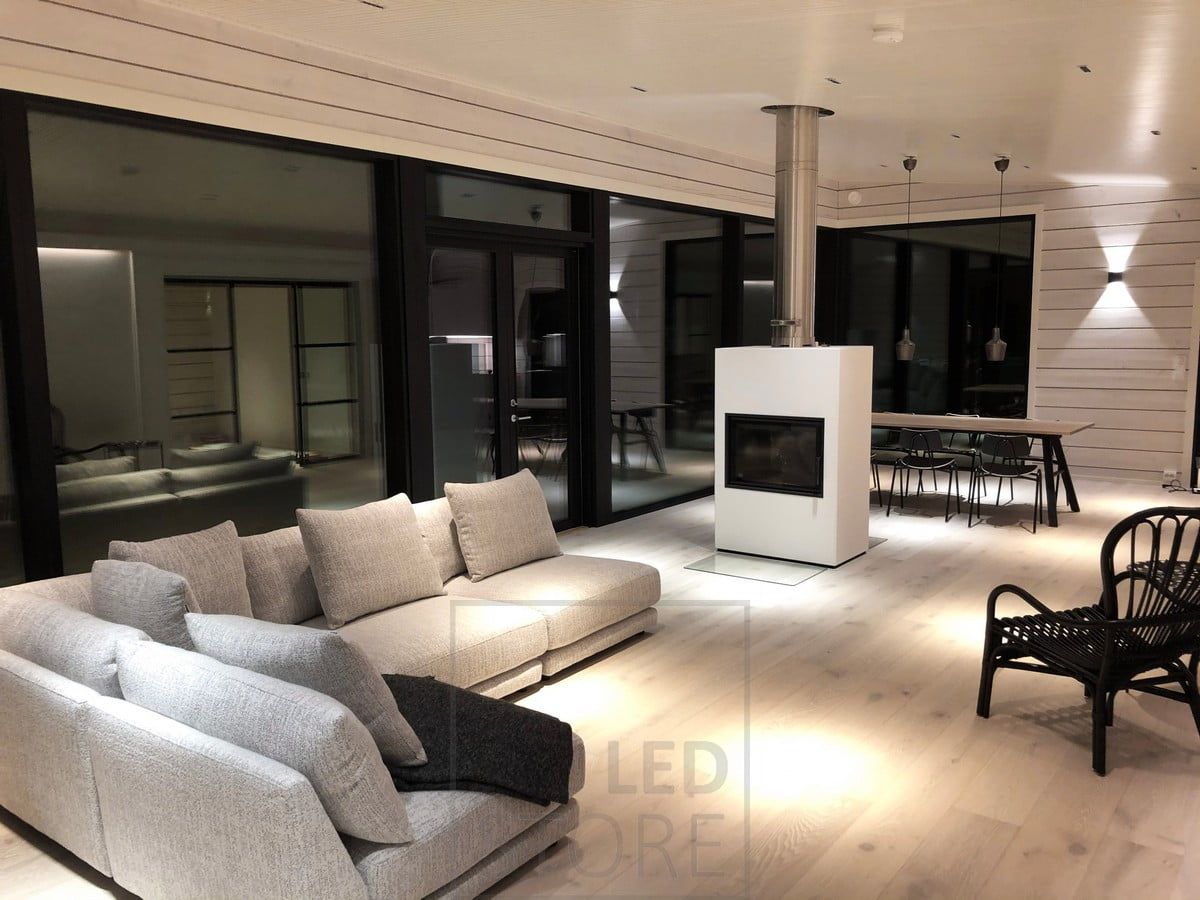 Svarta FUNK led-vägglampor för stämningsfull belysning. Små led-spotlights med smal ljusvinkel för allmänbelysning i rummet, LINJA 2. Ledstore.fi