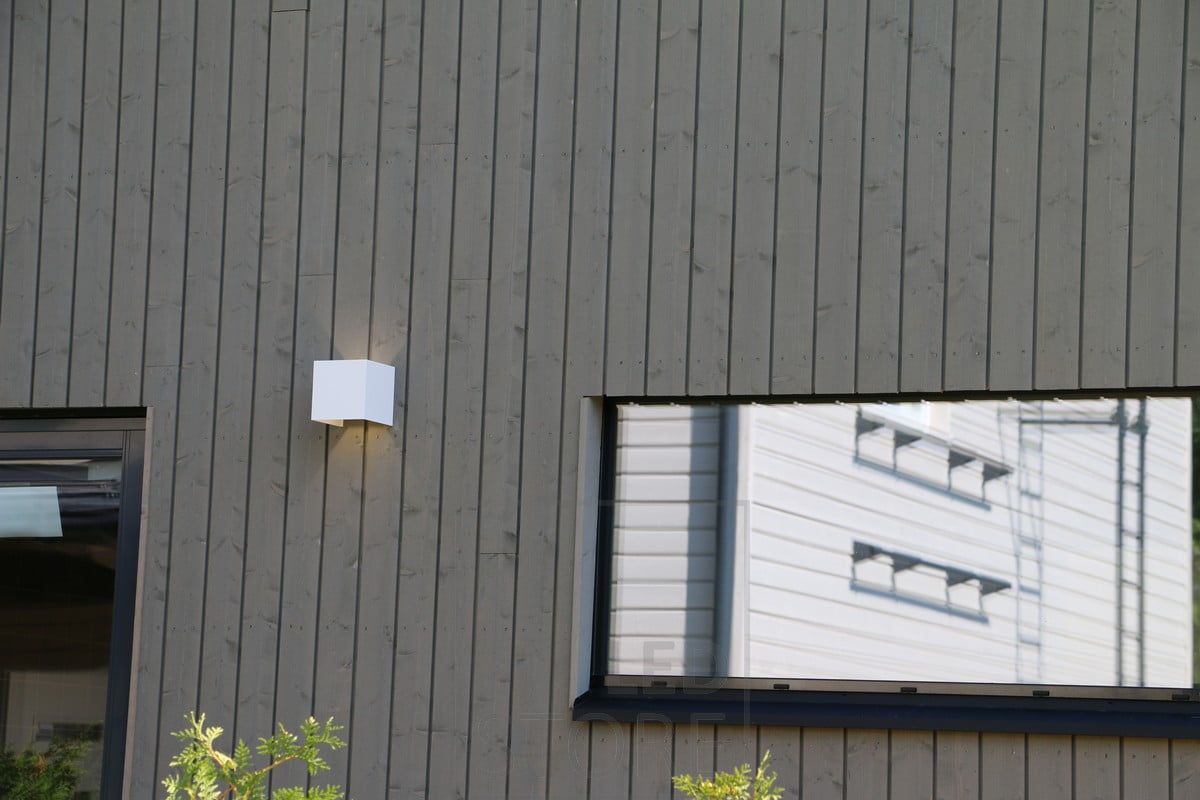 Vit FUNK vägglampa för utomhusbruk som belyser fasaden och skapar stämningsfull, indirekt belysning utomhus. Armaturen är dimbar och ljusets vinkel är justerbar. Ledstore.fi