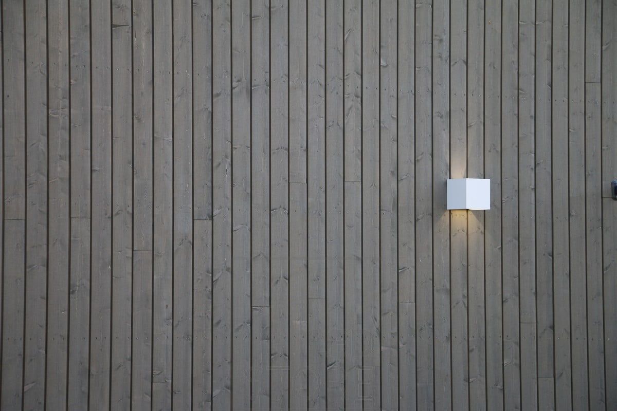 Vit FUNK vägglampa utomhus som belyser fasaden och skapar stämningsfull, indirekt belysning utomhus. Ledstore.fi