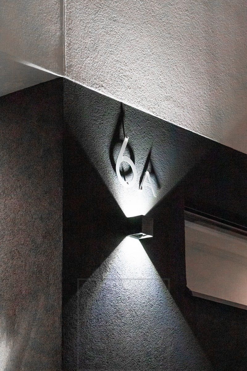 FUNK led-vägglampa som framhäver och belyser husnumret. Ledstore.fi