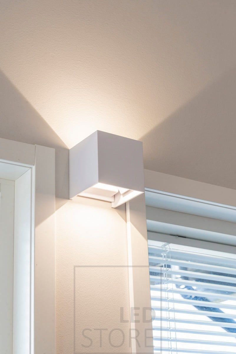 Vit FUNK led-vägglampa. Armaturen har 4 separata vingar, vilket gör att du kan justera ljusets vinkel för att passa dina behov. Ledstore.fi
