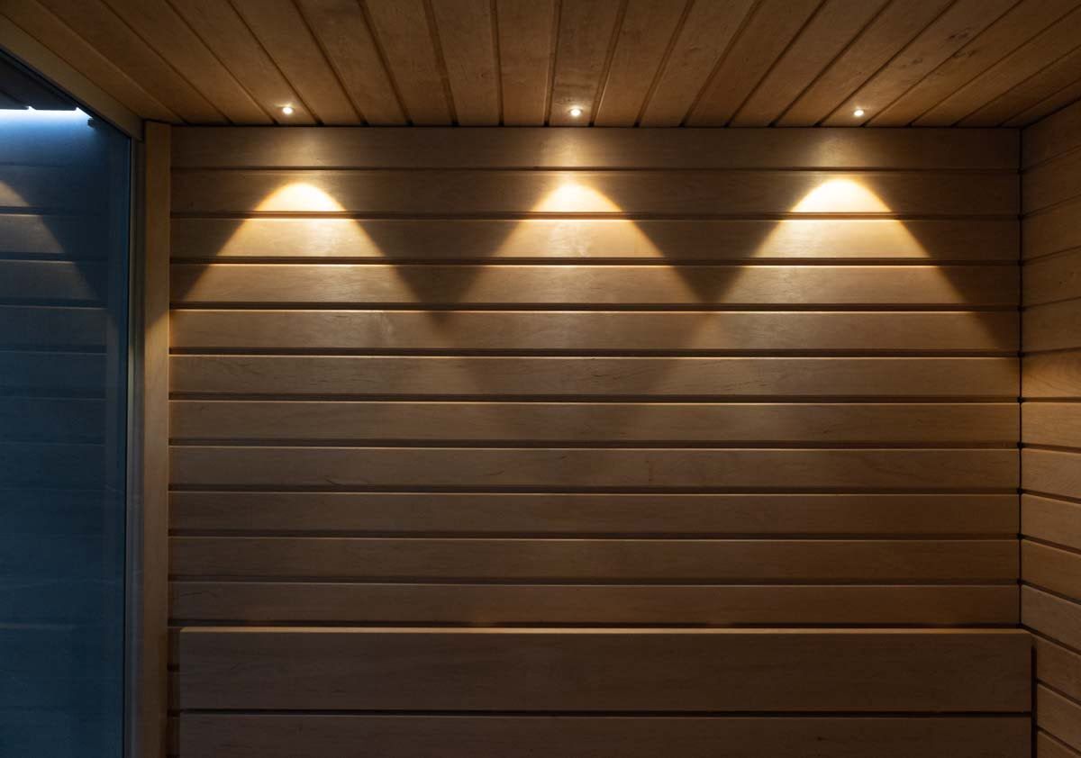 Små fläckar i belysningen av basturummet (från bastuleverantörens urval) Bastubelysning finns också i LedStore-sortimentet. © LedStore