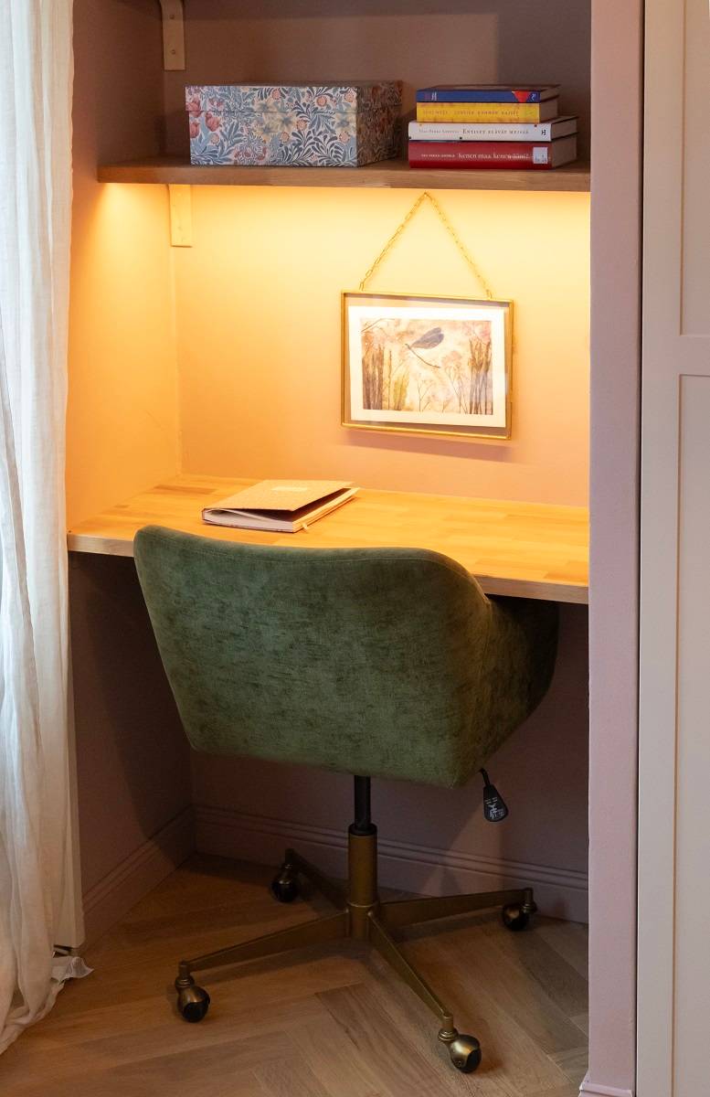 Under hyllan finns en led-list som lyser upp nivån.