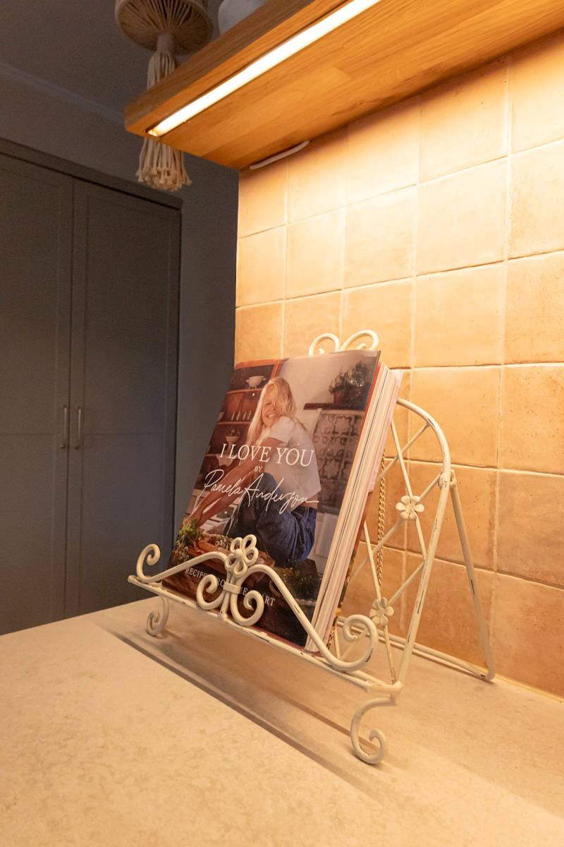 En LED-list som är monterad under en hylla lyser upp köksnivån.