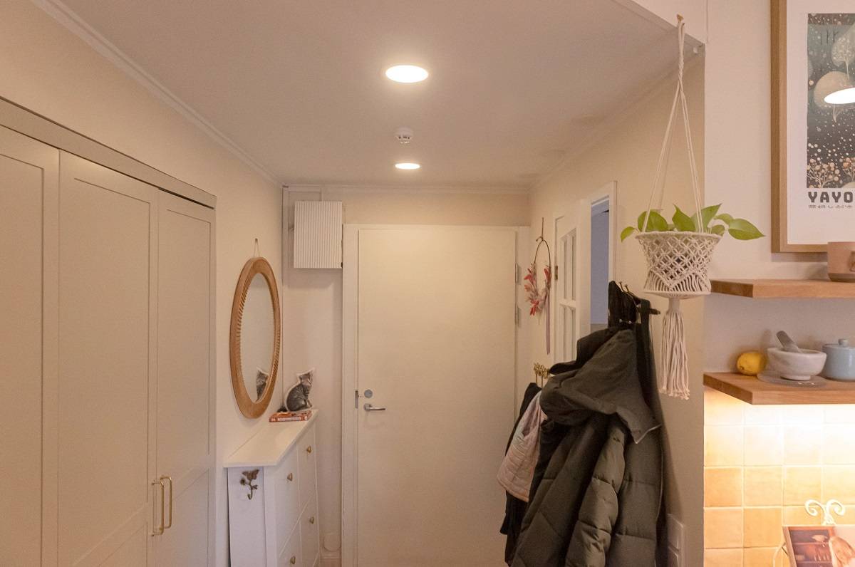 Två runda LED-paneler infällda i taket i korridoren.