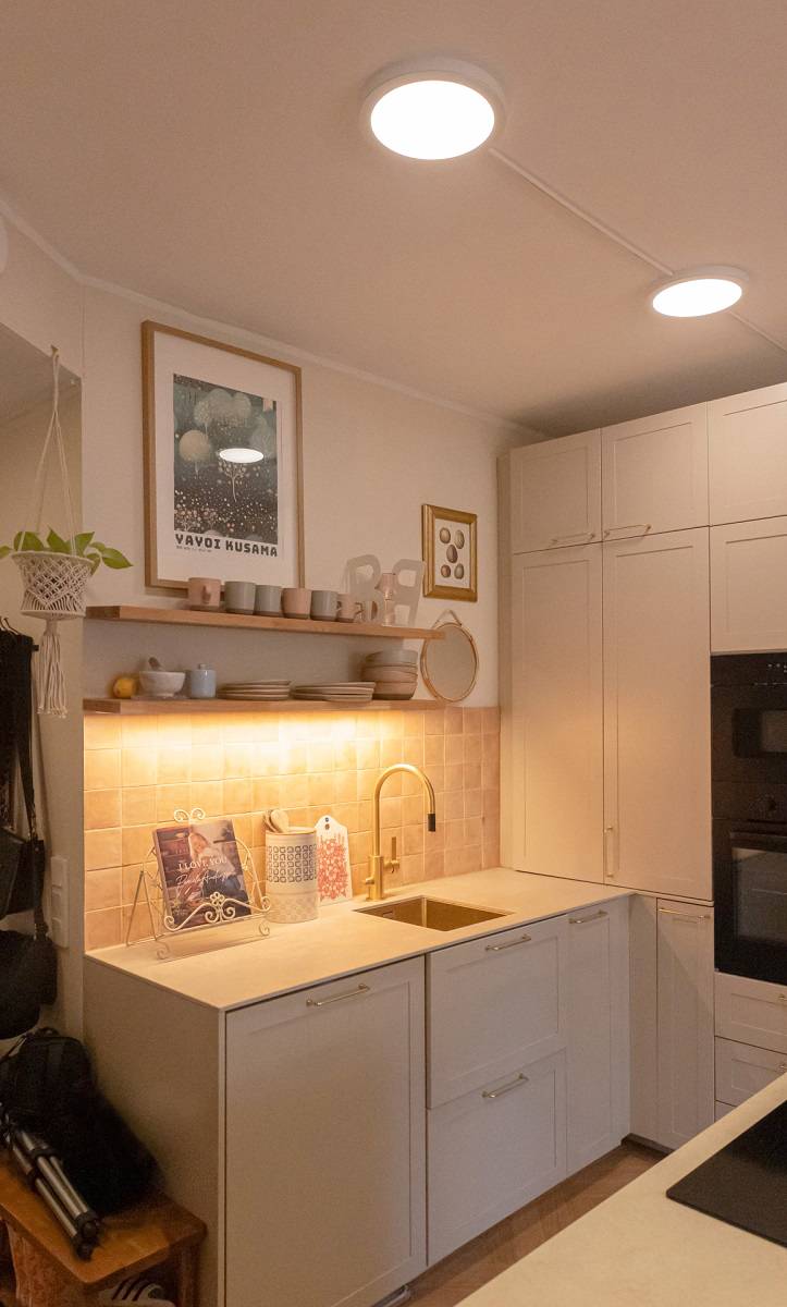 Kökstak med två stycken LED plafond 280 och under hylla led strip i varm 3000K ljusfärgstemperatur...