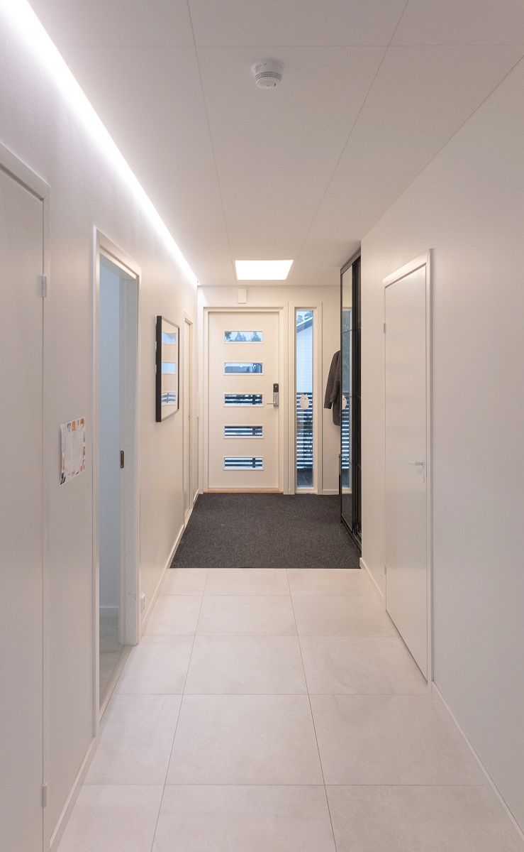 LED-ljuslist vid kanten av ett nedfällbart spår i en vestibul.