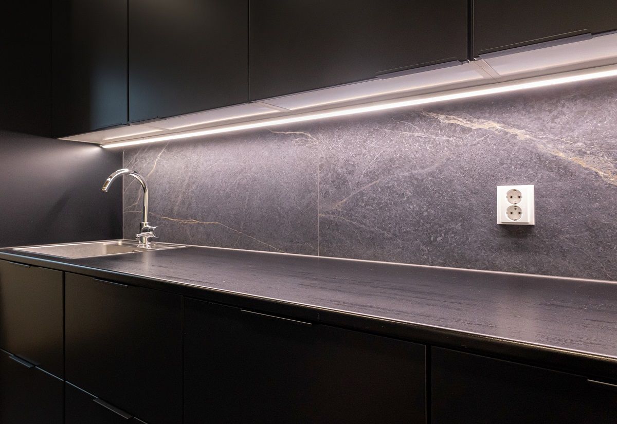 LED-list som lyser upp bänkskivan i ett tvättrum.