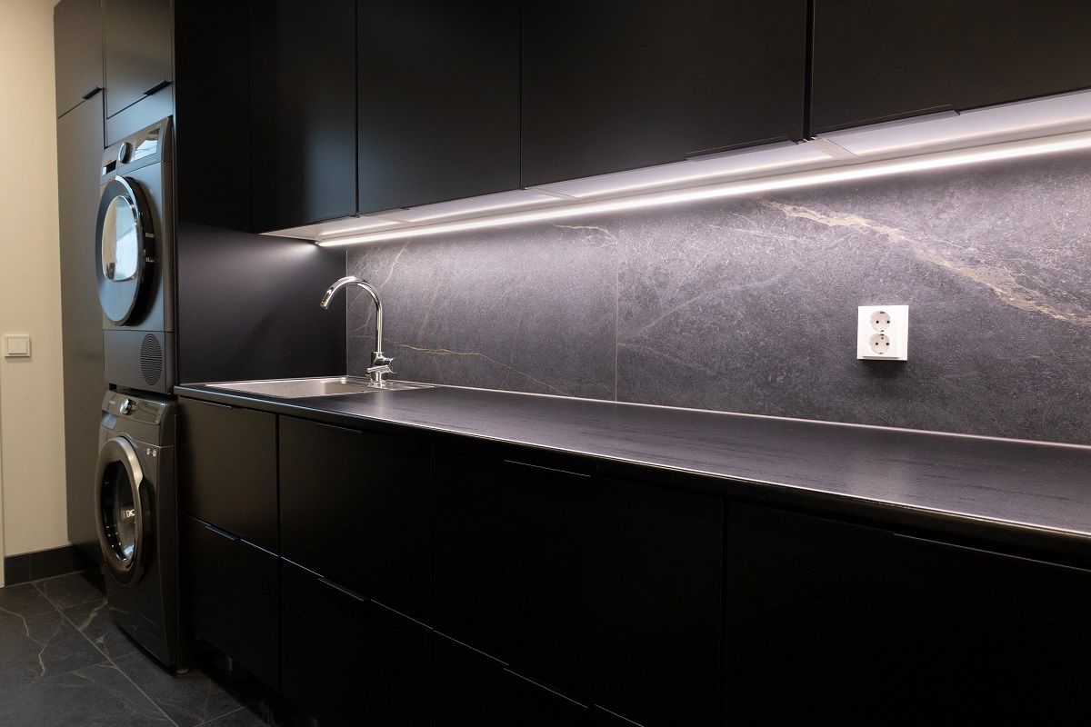 LED-list som lyser upp bänkskivan i ett tvättrum.