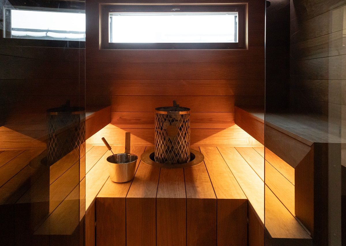 LED-list installerad under bastutaket på båda sidor.