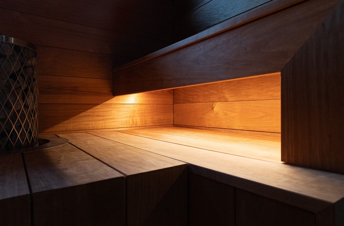 LED-remsa som indirekt lyser upp sätet undertill.