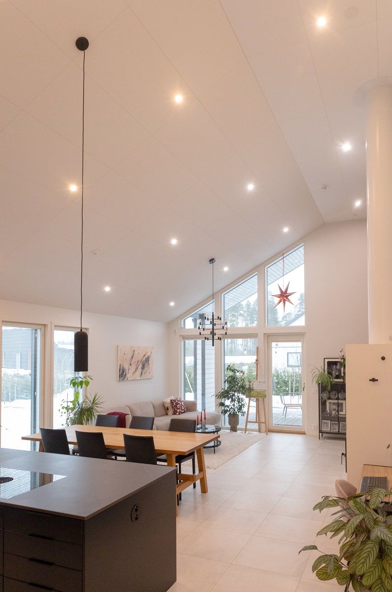 LED-spotlights som allmänbelysning i matsalen och vardagsrummet.