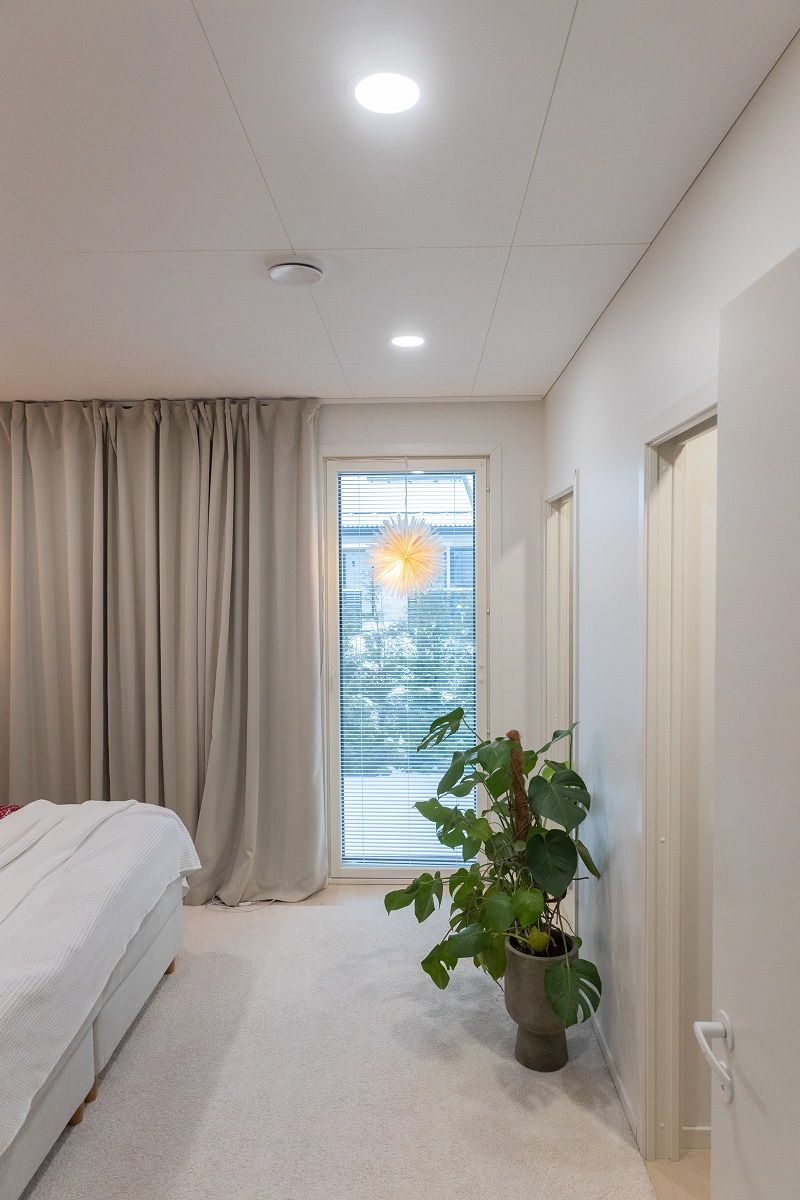 Två runda led-paneler infällda i taket.