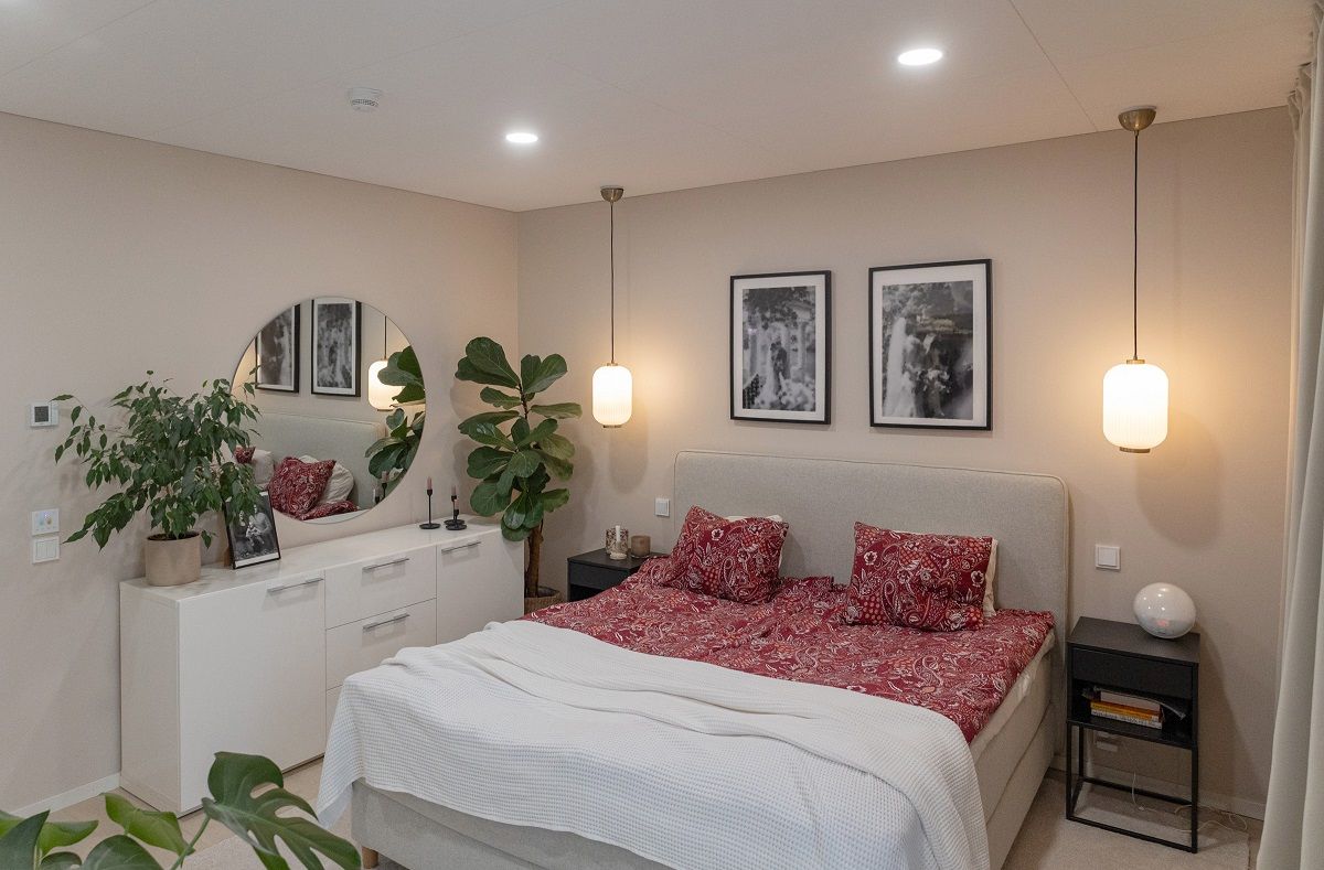 Små runda led-paneler infällda i taket i ett sovrum.