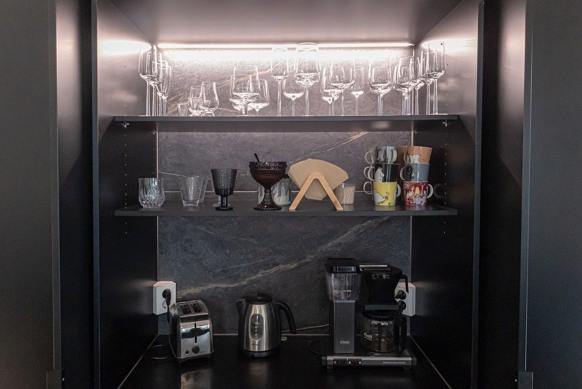 Frukostskåp med ledband på baksidan av det översta hyllplanet.