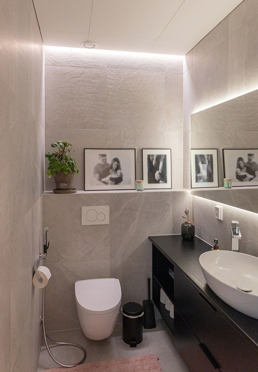 LED-list i urtaget mellan vägg och tak samt bakom spegeln.