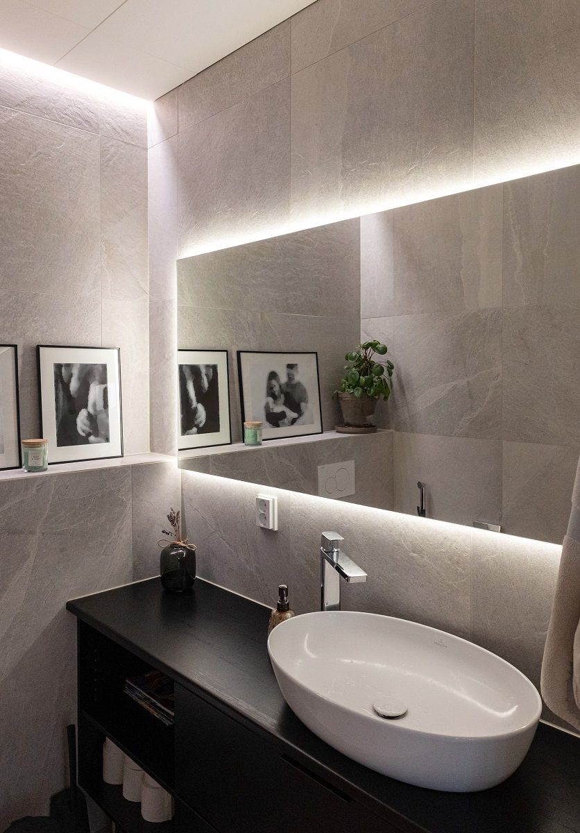 LED-ljuslist inbäddad mellan vägg och tak samt bakom spegel.