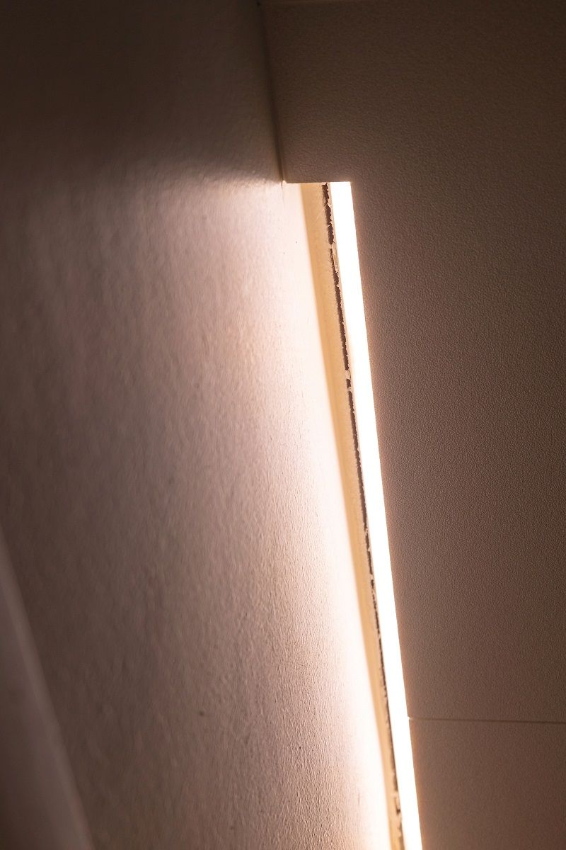 LED-list i urtaget mellan urtaget och väggen.