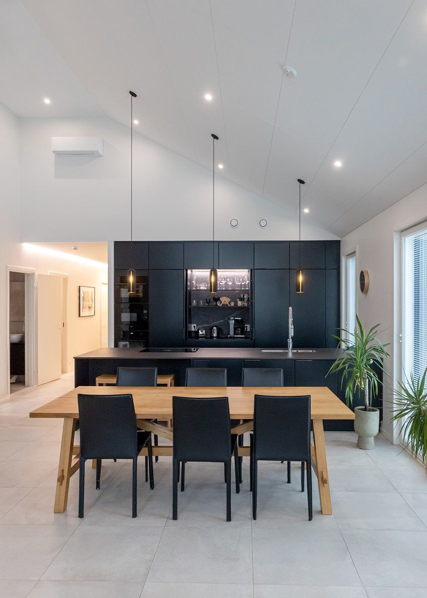 Kökstaket har spotlights för allmänbelysning, frukostskåpet har en led-list och pendellampor ovanför nivån.