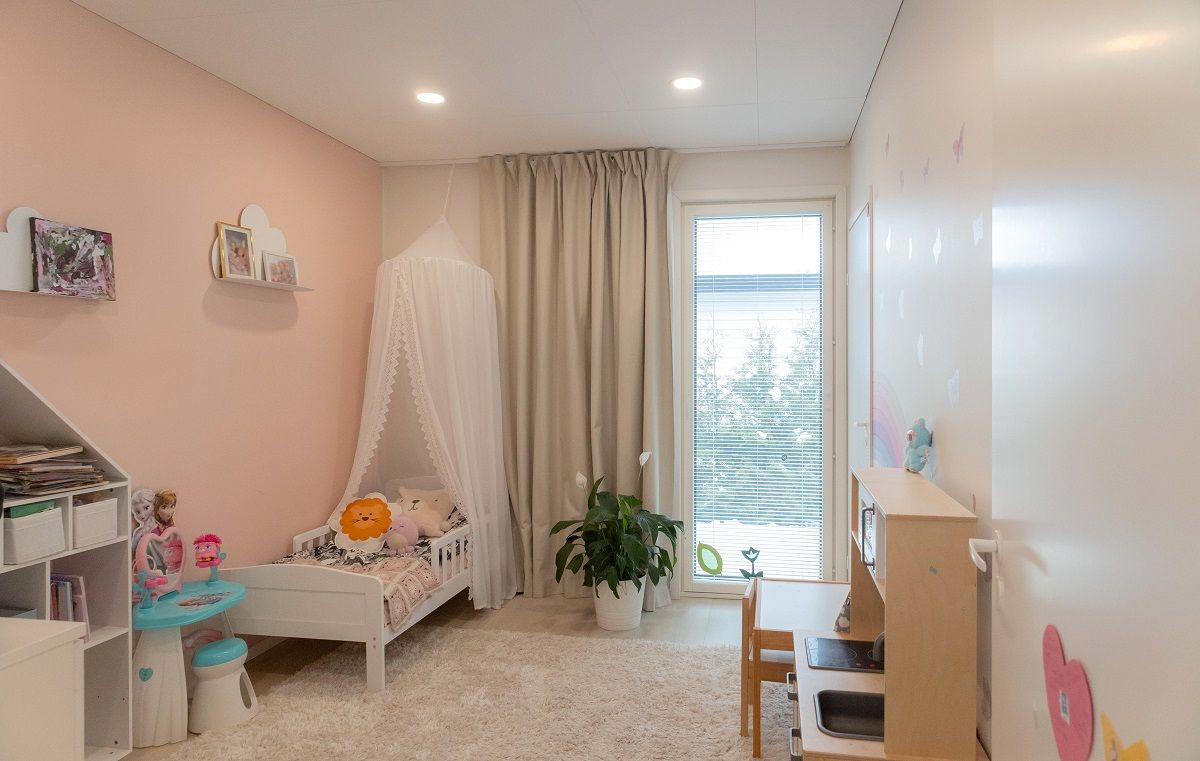 Små runda led-paneler infällda i ett barnrum.