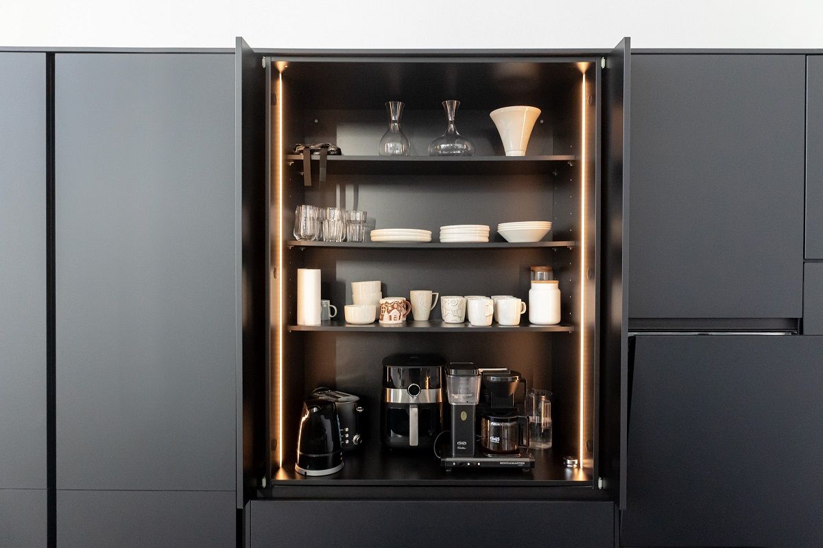 LED-list monterad vertikalt på båda sidor av ett frukostskåp