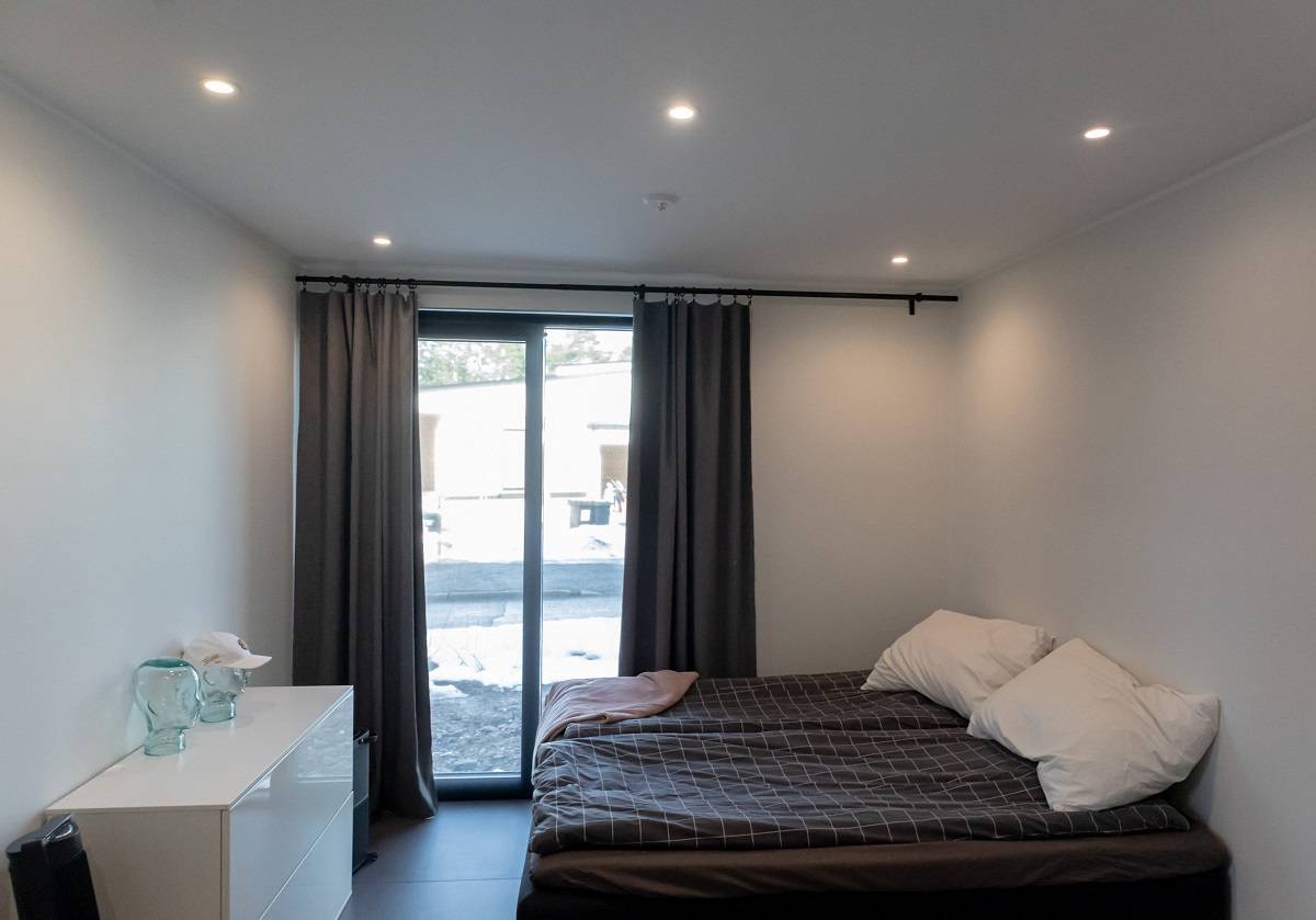 Runda R023 LED-downlights i taket i sovrummet.