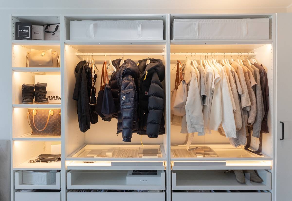 Garderobsbelysningen är realiserad med LED-remsor.