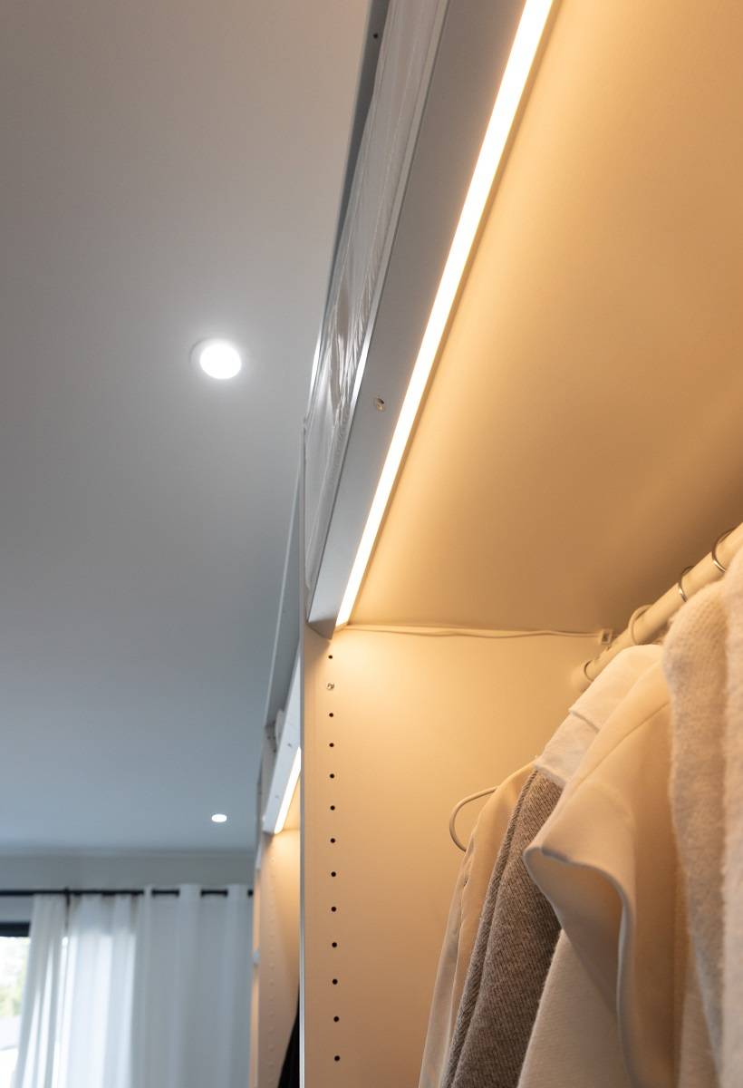 Ljuset riktas mot insidan av skåpet.