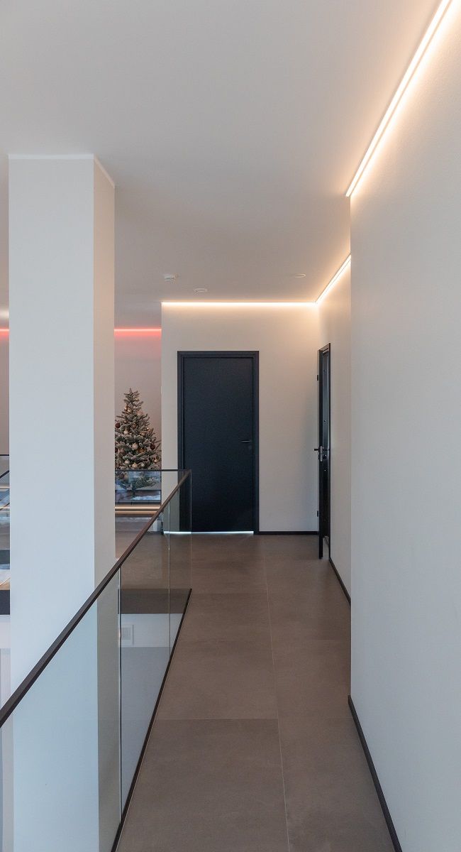 Plattformen på övervåningen upplyst av en LED-strip.