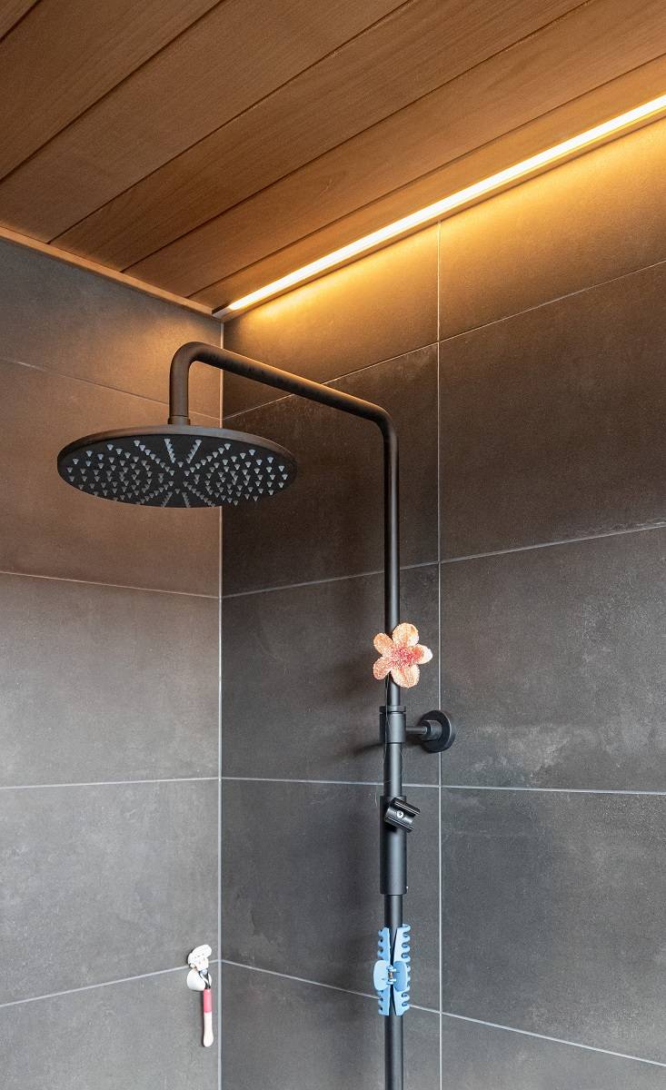 Badrum med LED-list infälld i taket intill väggen.