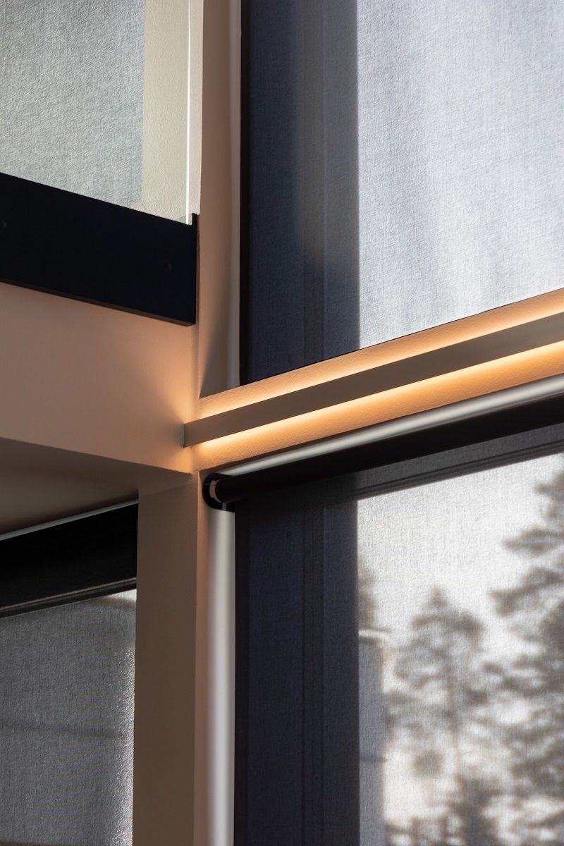 Indirect2 dubbelriktad aluminiumprofil mellan fönster