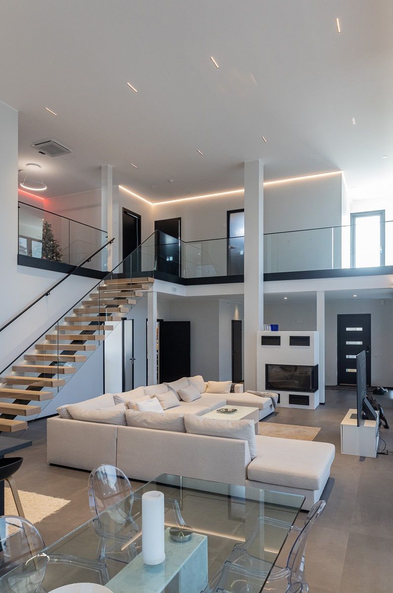 LED-list runt väggen på övervåningens trappavsats