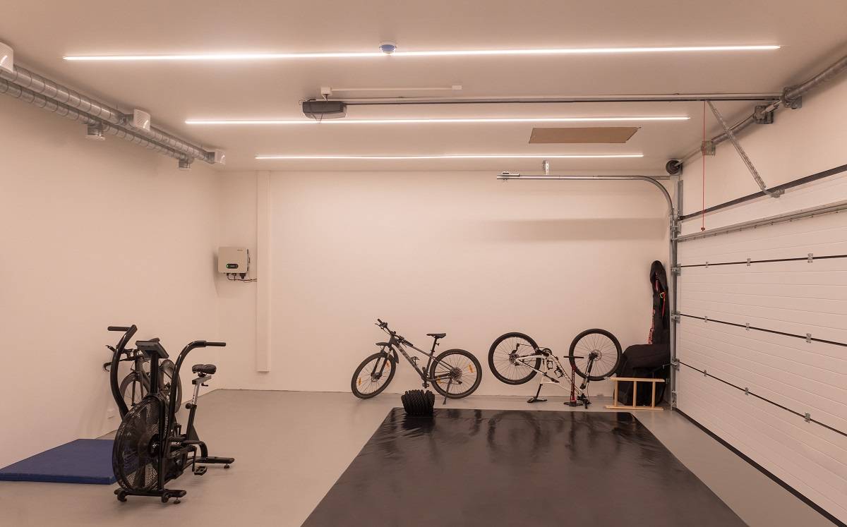 Garage upplyst med led-remsa.