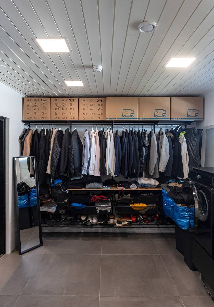 Tre led-paneler 300x300 infällda i taket.