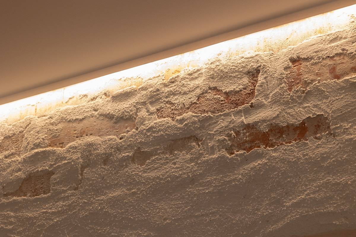 LED-remsa monterad på den övre kanten av accentväggen för att lysa nedåt.