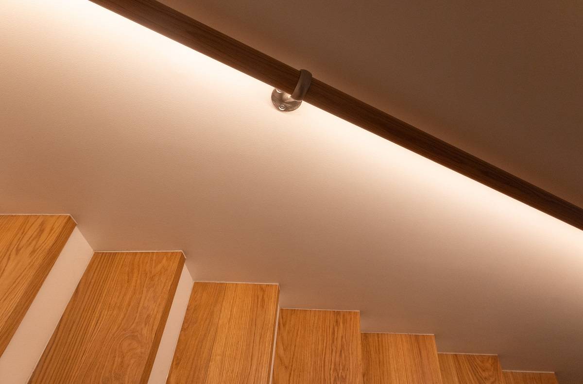 LED-remsa i trappräcke.