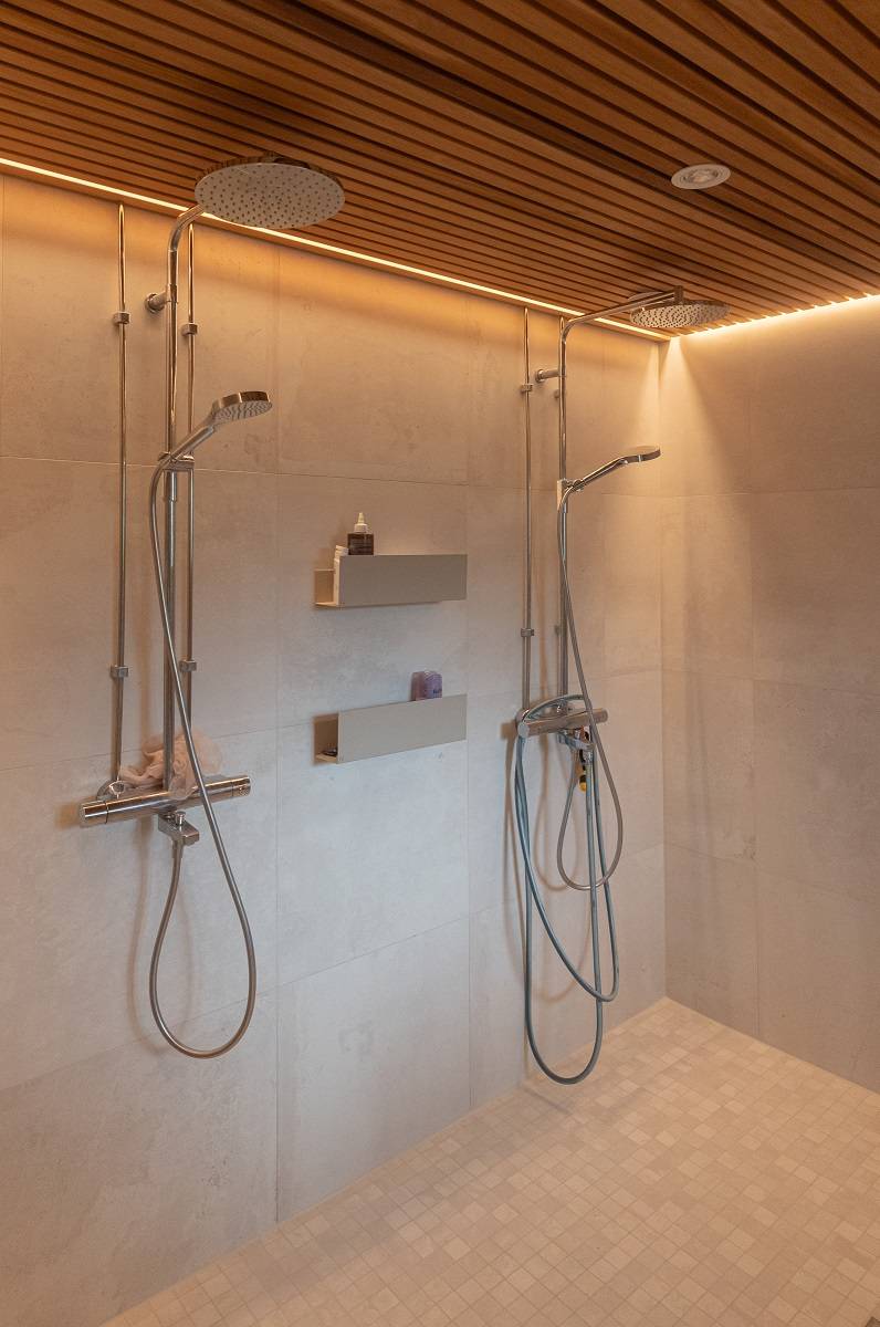 I badrummet lyser en LED-remsa längs takkanten. Dessutom finns en spotlampa i taket som inte är tänd.