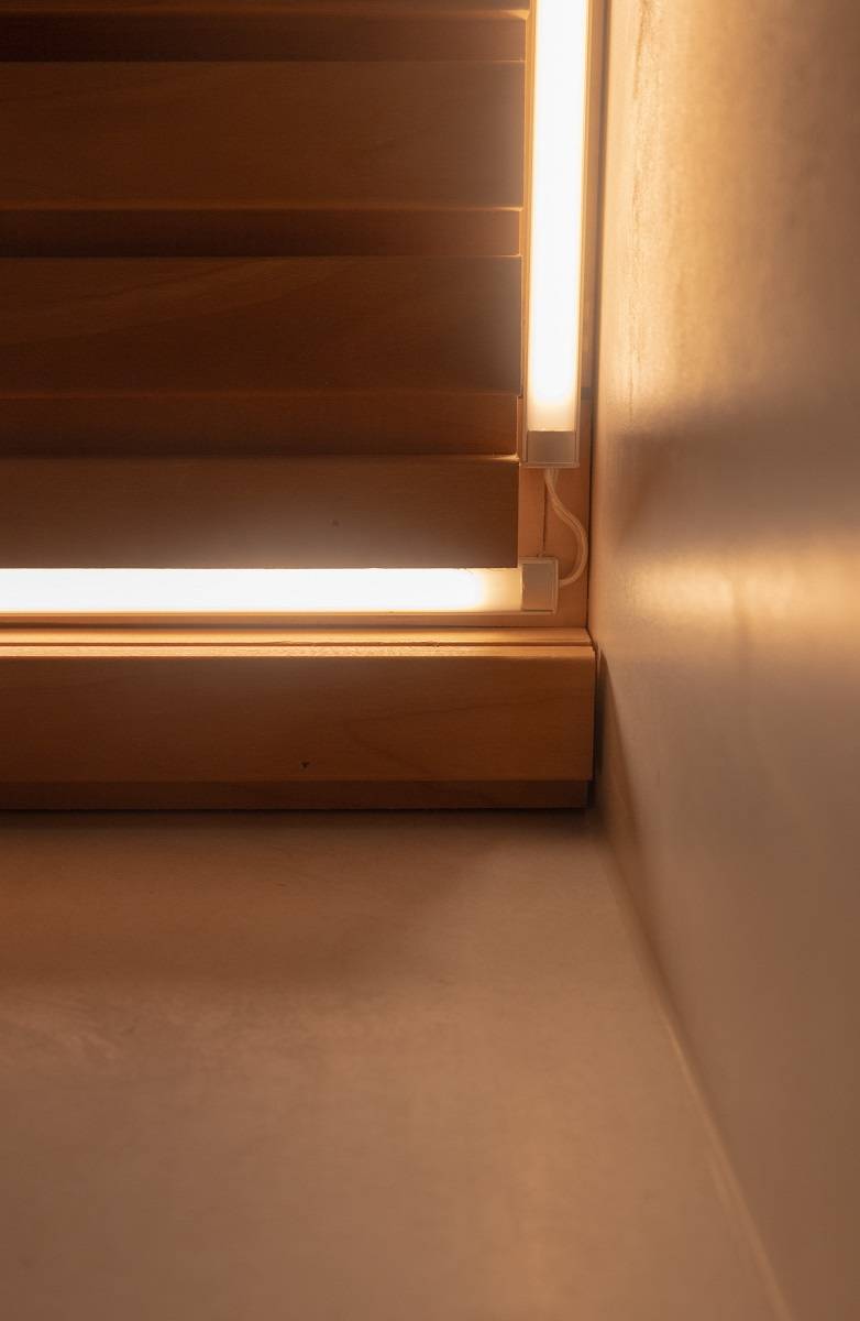 Närbild på installationen av LED-remsan i badrummets tak.