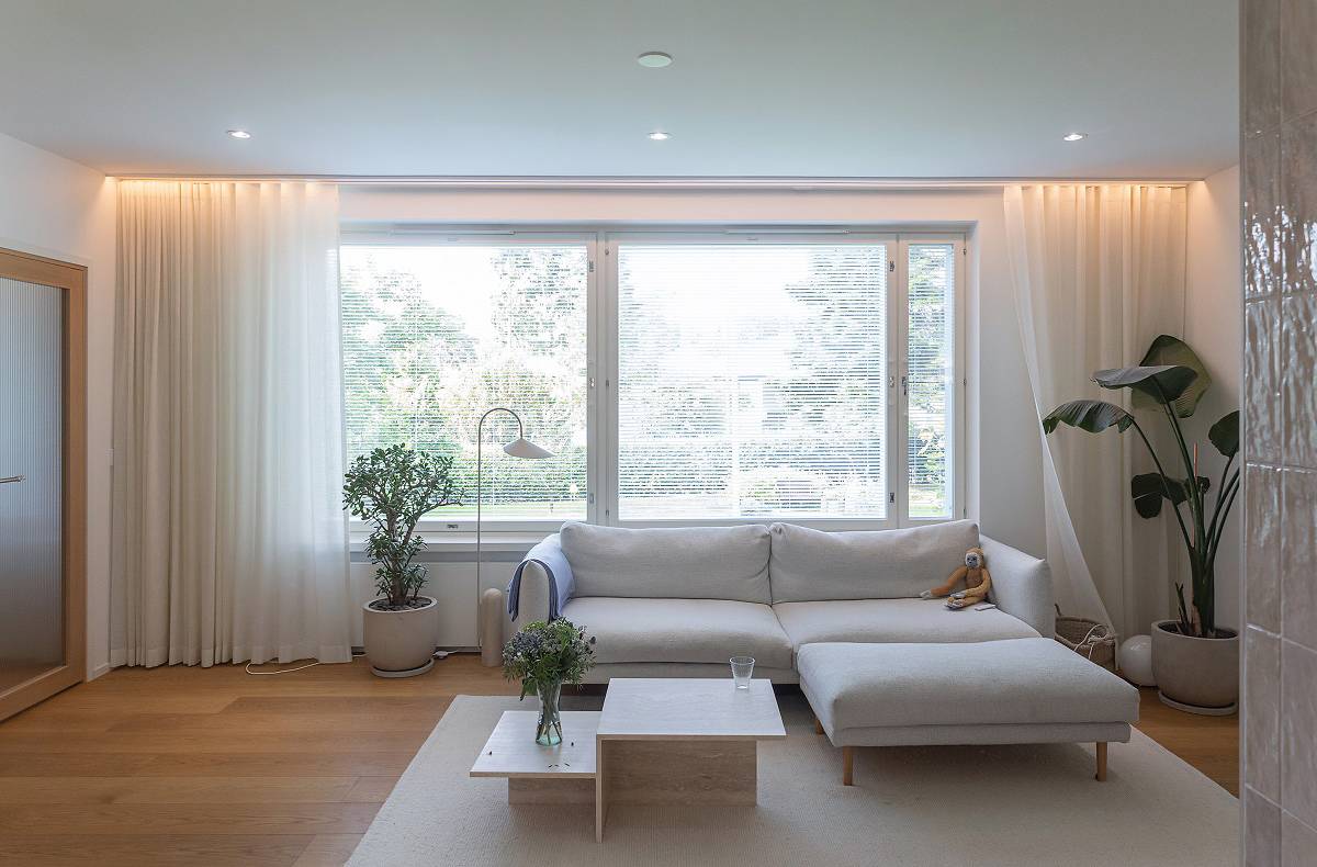 Bakom gardinstången i vardagsrummet finns en LED-remsa och i taket finns spotlights.