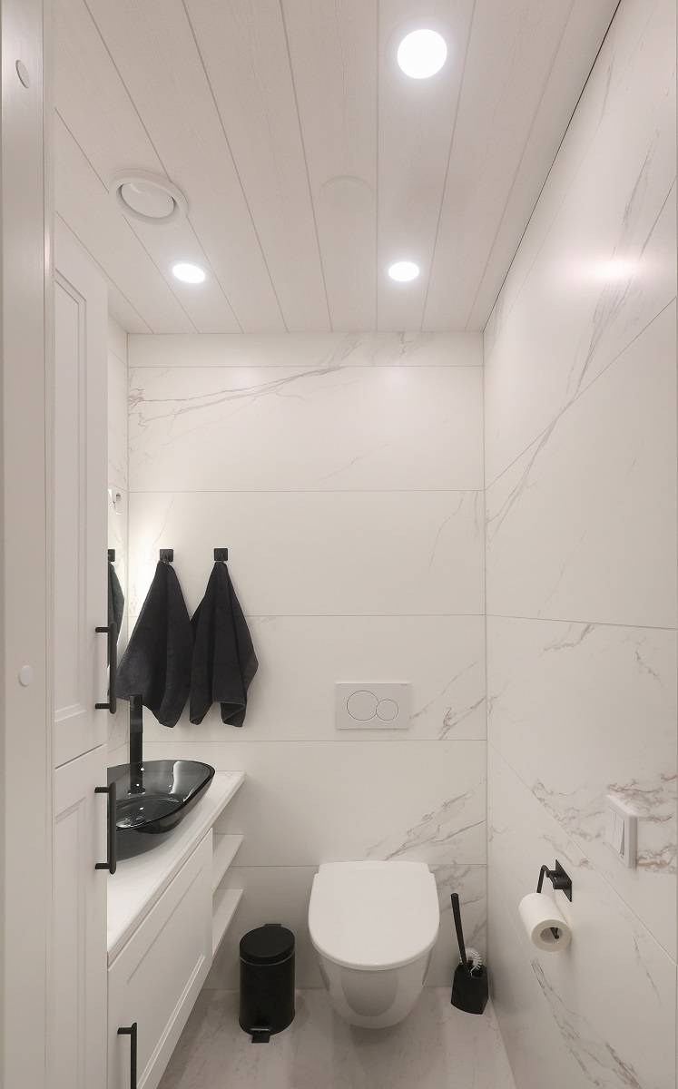 Tre LED-PANEL i taket på toaletten ø120