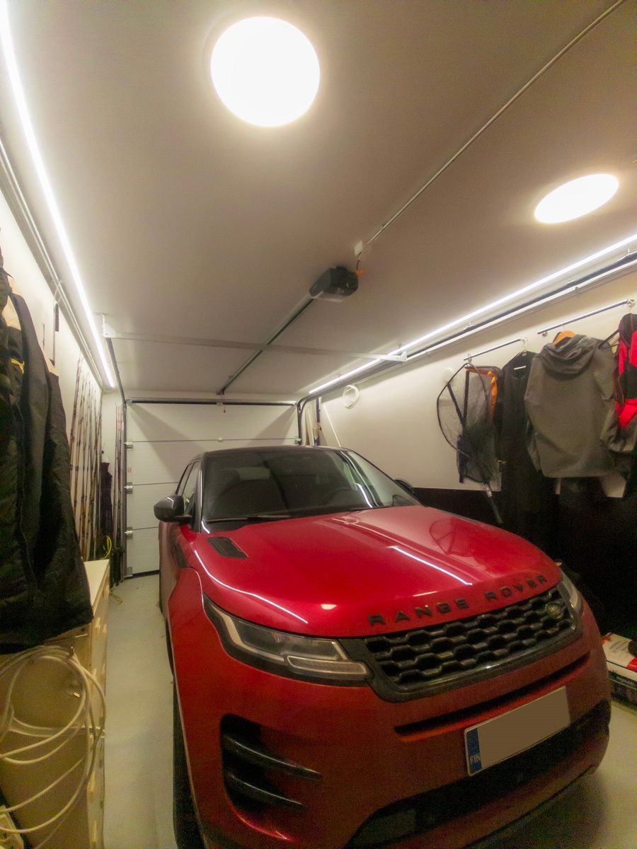På taket till ett garage, på båda sidor finns det led-remsor. Det finns också två ledplafonder på taket.