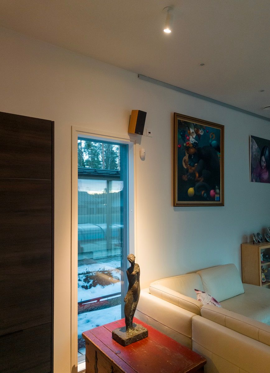 LED FOCUS infälld takarmatur med ljus riktat mot ett konstverk.