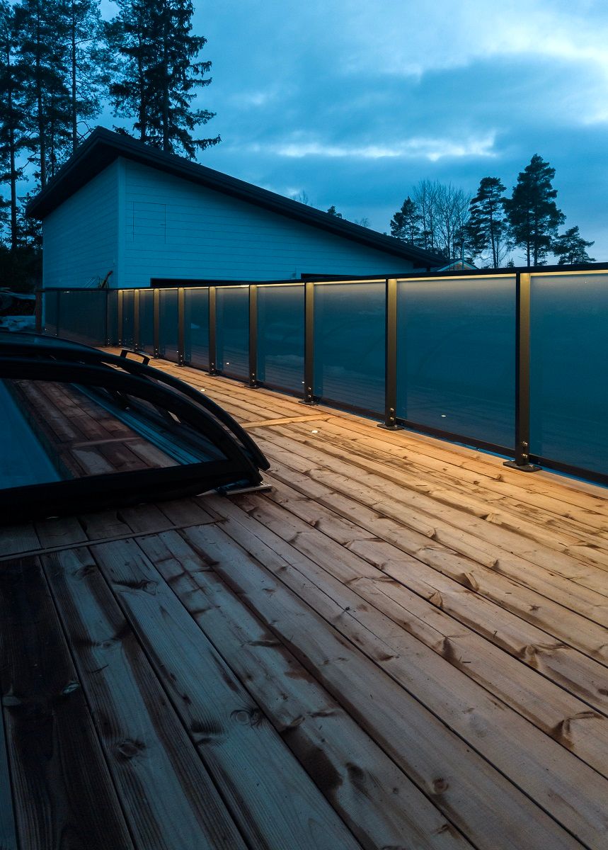 LED-remsa på räcket och inbäddad i balustradens terrassbelysning.