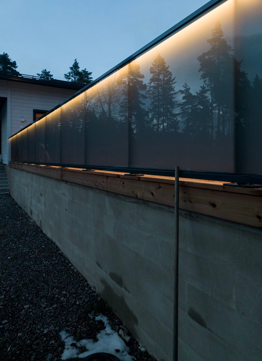 LED-ljuslist på ett glasräcke utomhus.