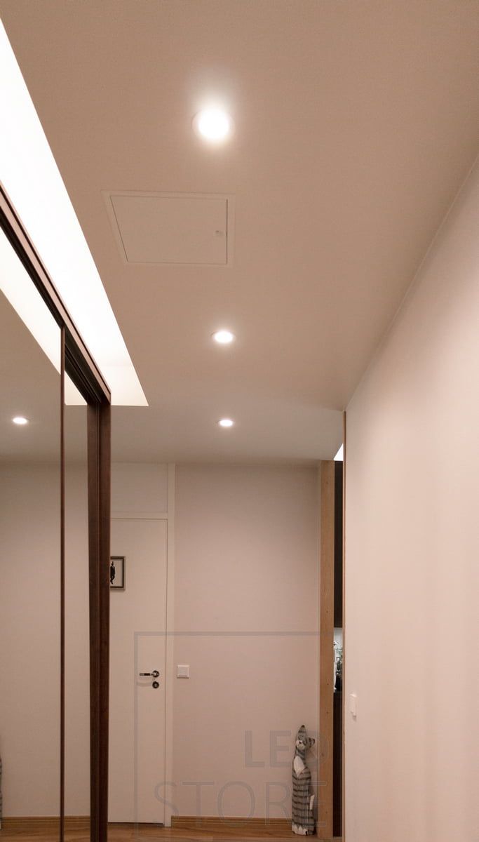 Entrébelysning med CCT-reglerbara spotlights och LED-list, varmvit dimrad. LedStore.fi