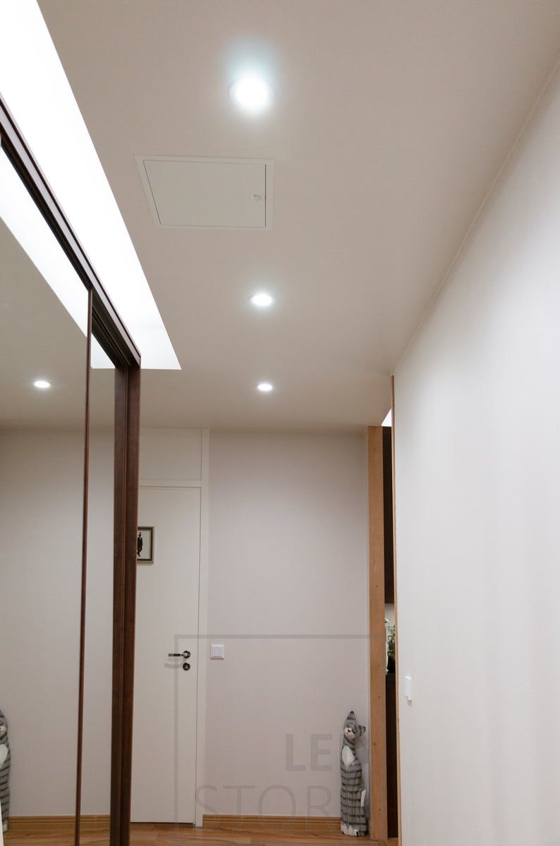 Entrébelysning med CCT-styrbara spotlights och LED-list, kallvit. LedStore.fi