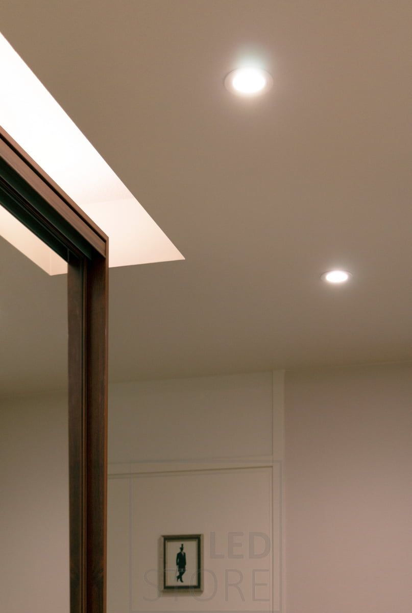 Ovanpå skjutdörrsskåpet i hallen lyser en LED-list i vit ytprofil och 7,2 W/m med atmosfärisk CCT LED-list upp taket. LedStore.fi