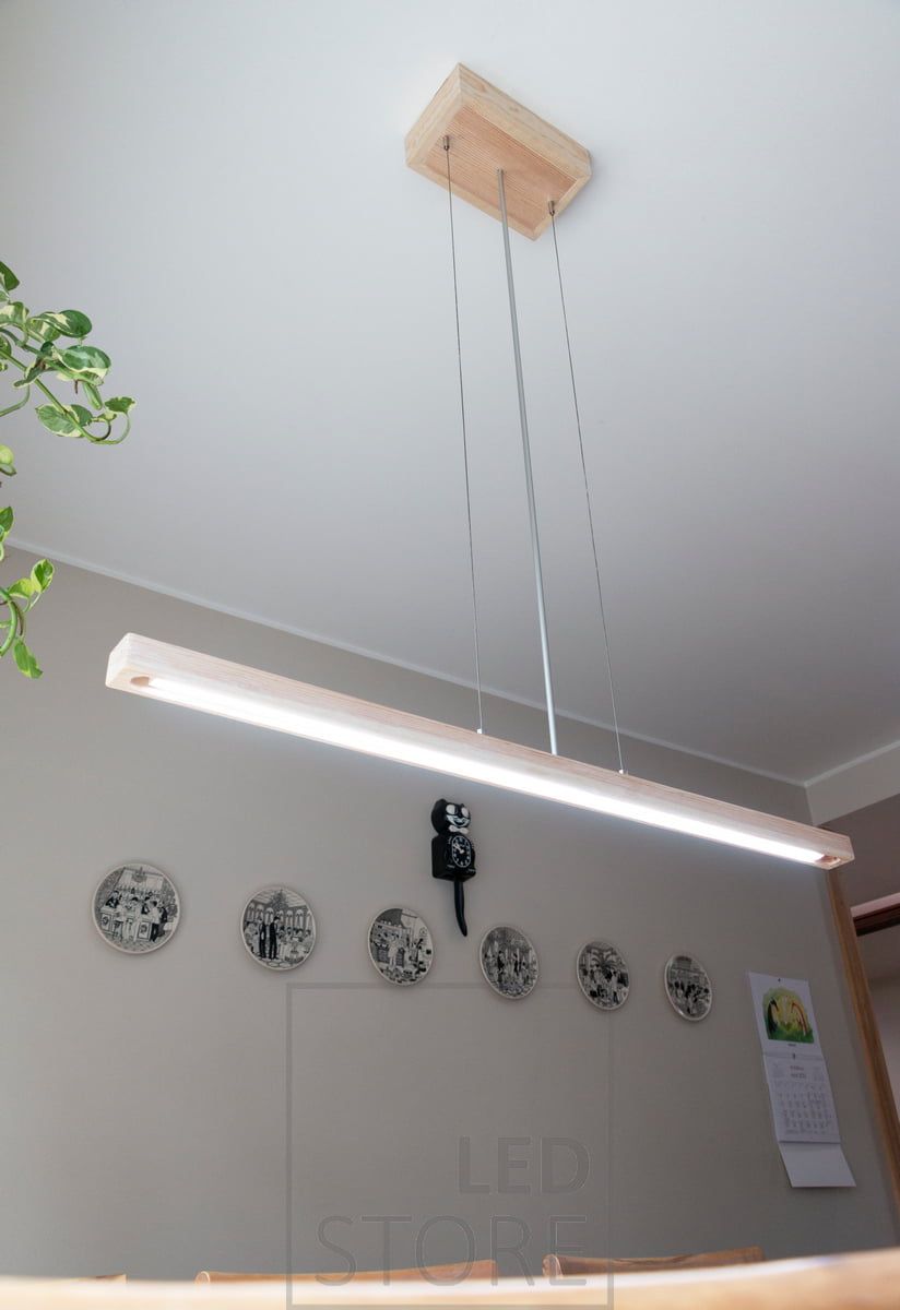 Kundanpassad köksarmatur med CCT LED-strip och aluminiumprofil inbäddad i en träram. Strömförsörjning för trådlös styrning i takkopp. LedStore.fi