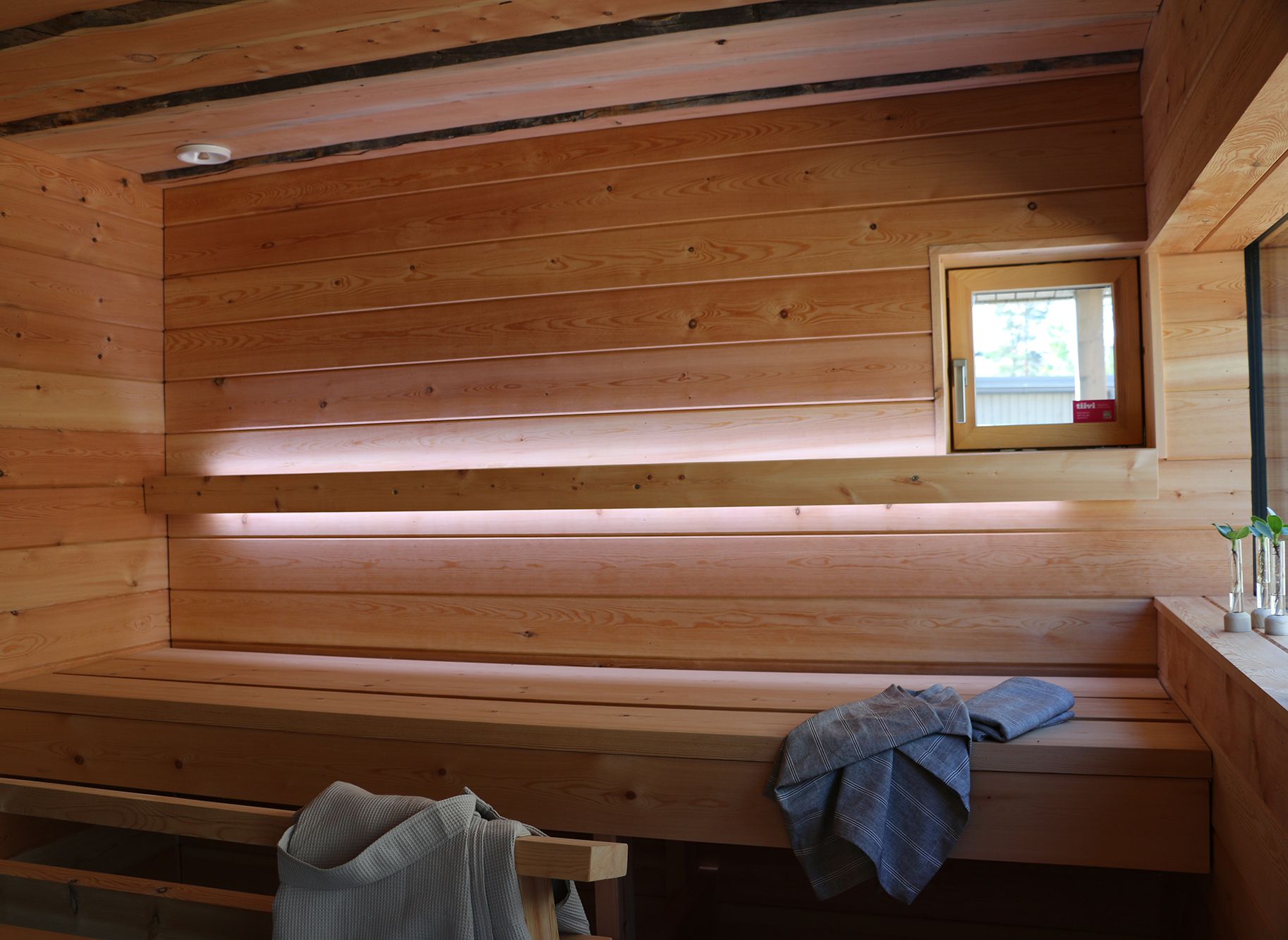 Bastubelysning implementerad med led-ljusremsor på ryggstödet. Led-listerna lyser både uppåt och nedåt. Ledstore.fi