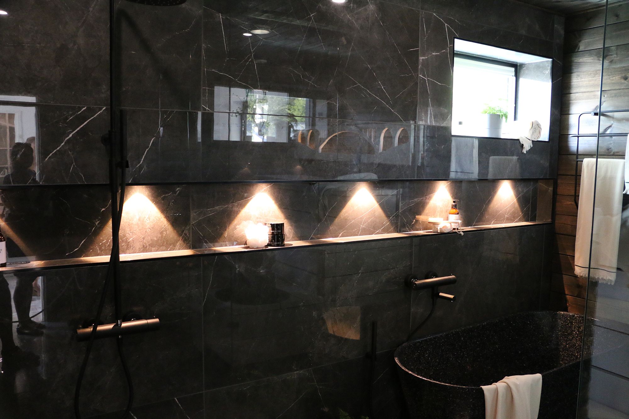 I badrummet belyser spotlights schampohyllan. Ledstore.fi